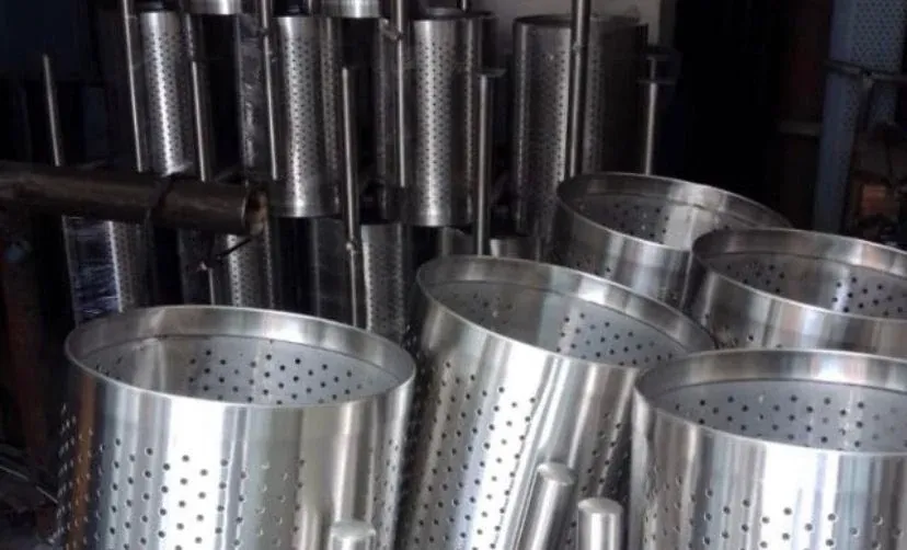 Canecas de acero micro-perforado en proceso de fabricación en la planta de DIB