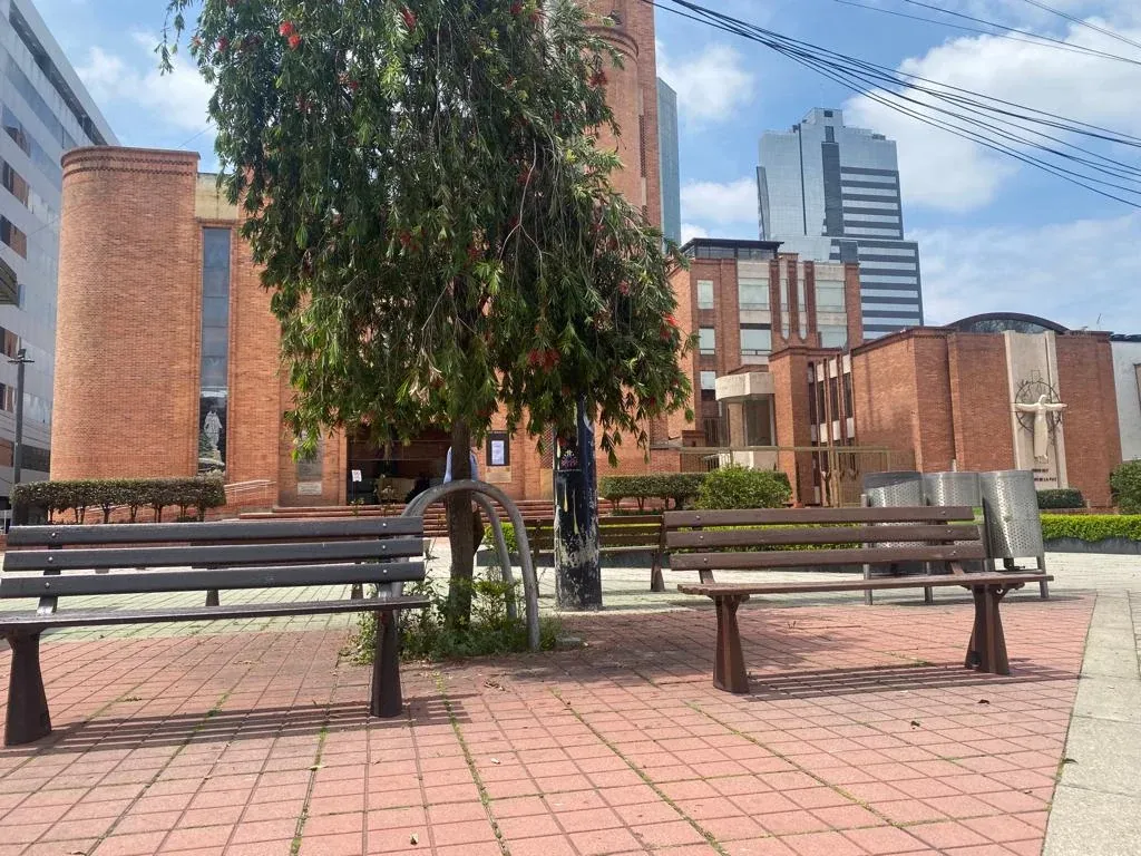 Bancas de madera y metal instaladas en una plazoleta
