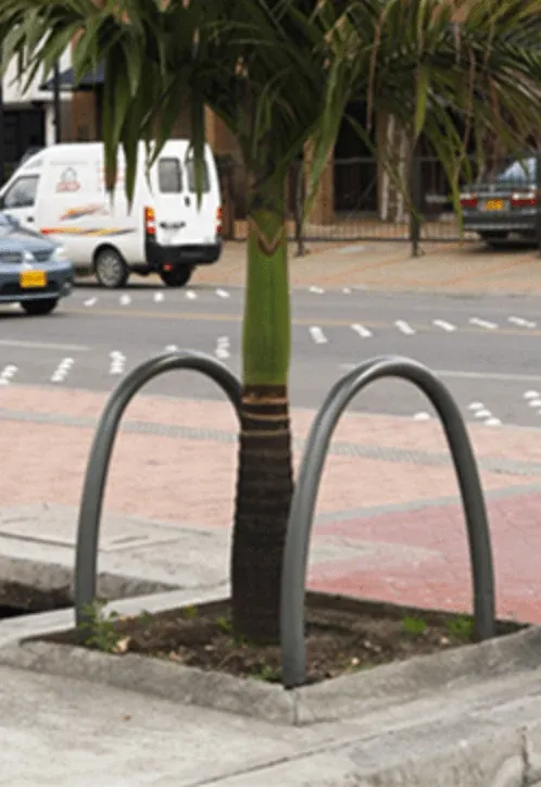 Protector de árbol M-91 instalado en una jardinera junto a la calle